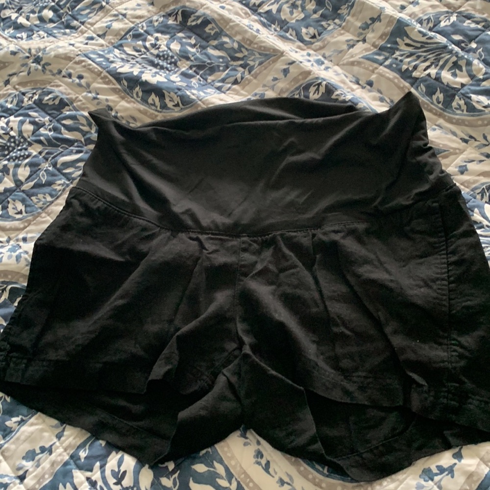 Old Navy black linen maternity shorts - size medium